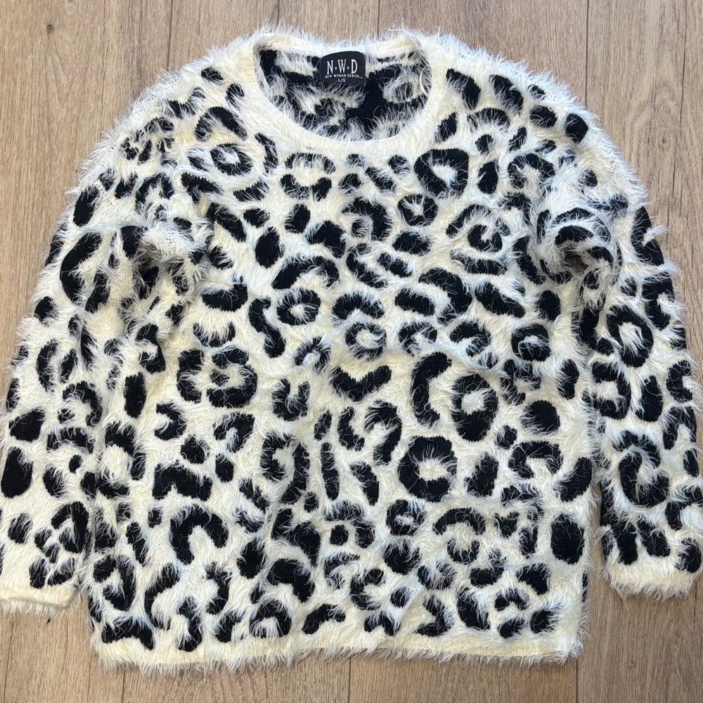 Super soft Women's Black and White Leopard  Sweater